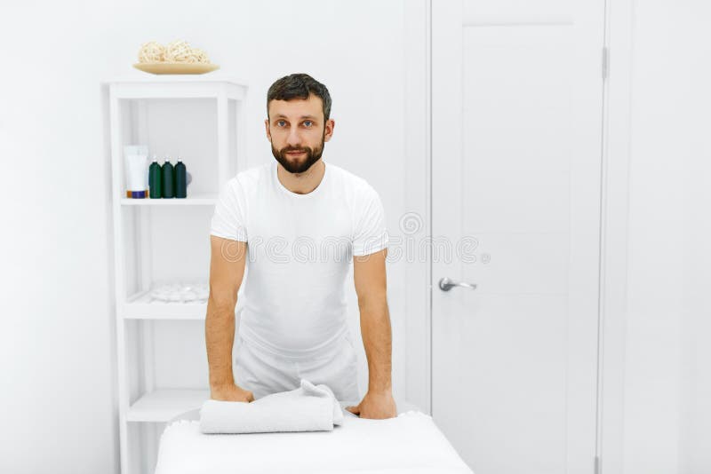 Cura del corpo Massaggiatore nel salone della stazione termale Terapista fisico Massage The fotografia stock Cura del corpo Massaggiatore nel salone della stazione termale Terapista fisico Massage The fotografia stock