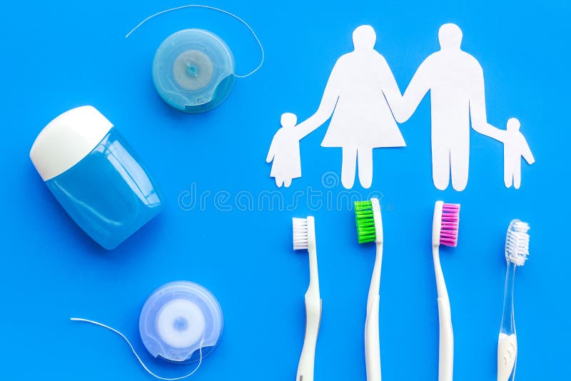 Cura del dente con lo spazzolino da denti, il filo per i denti e le figure della famiglia Insieme dei prodotti di pulizia per i d immagini stock Cura del dente con lo spazzolino da denti, il filo per i denti e le figure della famiglia Insieme dei prodotti di pulizia per i d immagini stock