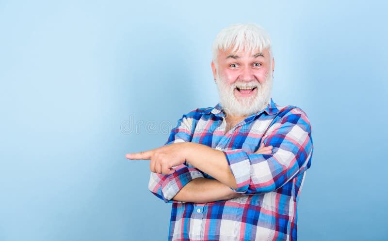 Cura di capelli facciali e della barba Taglio di capelli del parrucchiere del parrucchiere Capelli grigi Nonno tipico Pantaloni a fotografia stock libera da diritti Cura di capelli facciali e della barba Taglio di capelli del parrucchiere del parrucchiere Capelli grigi Nonno tipico Pantaloni a fotografia stock libera da diritti