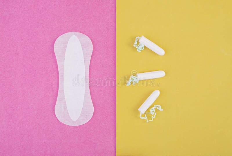 Cura di igiene durante i giorni critici Scegliendo fra un tampone e un cuscinetto sanitario Ciclo mestruale Prodotti di igiene pe fotografia stock Cura di igiene durante i giorni critici Scegliendo fra un tampone e un cuscinetto sanitario Ciclo mestruale Prodotti di igiene pe fotografia stock