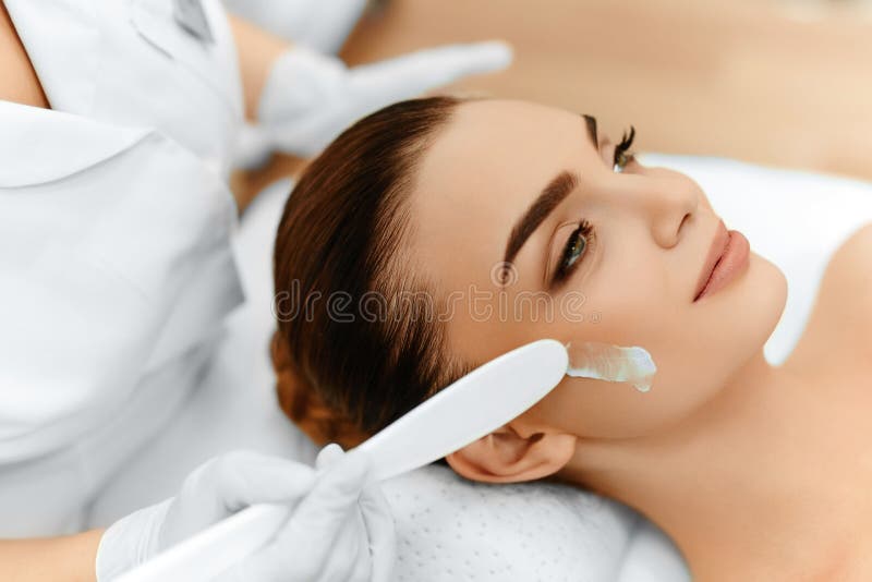 Cura di pelle Crema cosmetica sul fronte della donna Trattamento della stazione termale di bellezza fotografie stock Cura di pelle Crema cosmetica sul fronte della donna Trattamento della stazione termale di bellezza fotografie stock