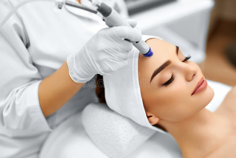 Cura di pelle del fronte Idro trattamento facciale della sbucciatura di Microdermabrasion fotografie stock Cura di pelle del fronte Idro trattamento facciale della sbucciatura di Microdermabrasion fotografie stock