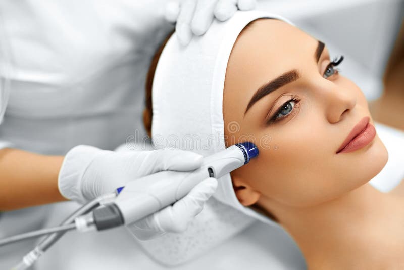 Cura di pelle del fronte Idro trattamento facciale della sbucciatura di Microdermabrasion immagini stock Cura di pelle del fronte Idro trattamento facciale della sbucciatura di Microdermabrasion immagini stock