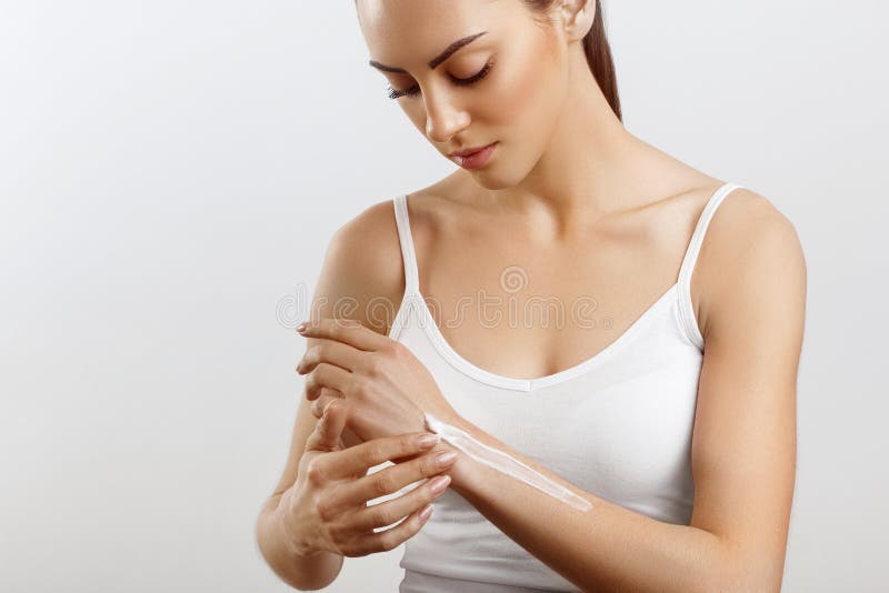 Cura di pelle della mano Chiuda su delle mani femminili che applicano la crema, lozione Belle mani della donna con il manicure ro fotografie stock Cura di pelle della mano Chiuda su delle mani femminili che applicano la crema, lozione Belle mani della donna con il manicure ro fotografie stock