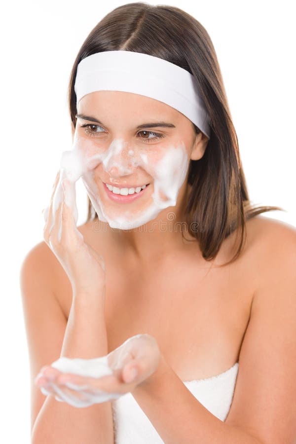 Cura di pelle di problema dell'adolescente - fronte della lavata della donna immagini stock Cura di pelle di problema dell'adolescente - fronte della lavata della donna immagini stock