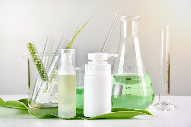 Cura di pelle naturale, scoperta organica di erbe verde del prodotto di bellezza al laboratorio di scienza