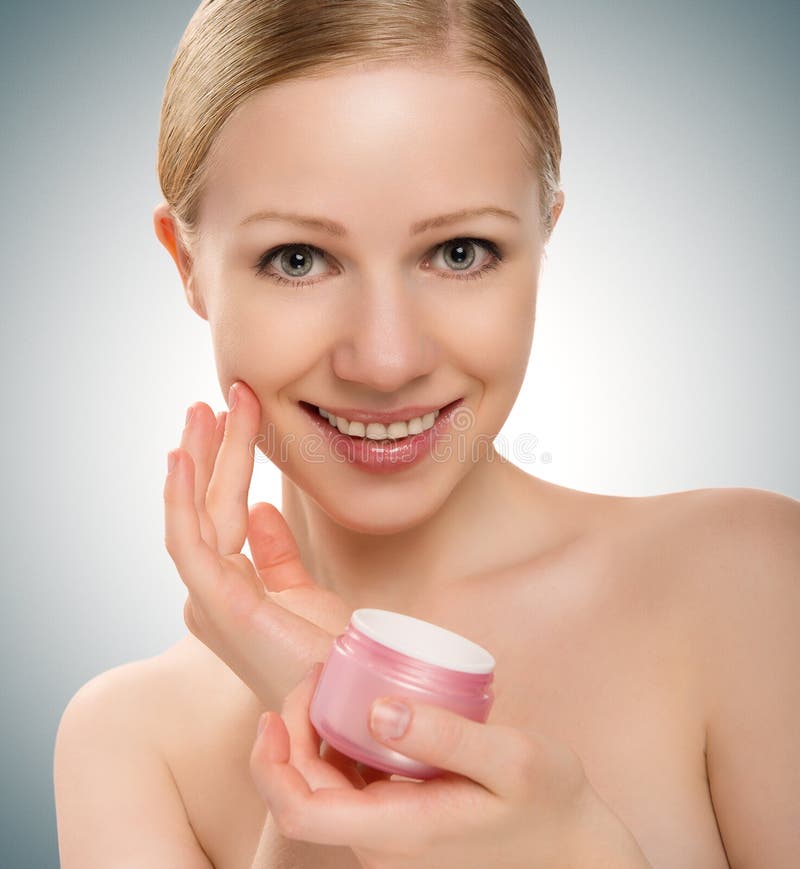 Cura di pelle. ragazza in buona salute di bellezza felice con il barattolo di crema immagini stock Cura di pelle. ragazza in buona salute di bellezza felice con il barattolo di crema immagini stock