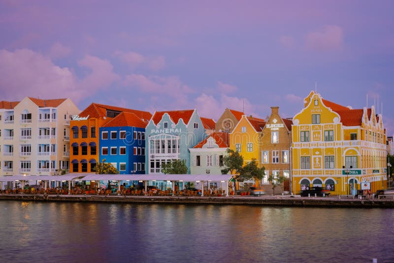 Curacao willemstad zachód słońca w kolorowym mieście willemstad z ludźmi chodzącymi na moście flooten obrazy royalty free