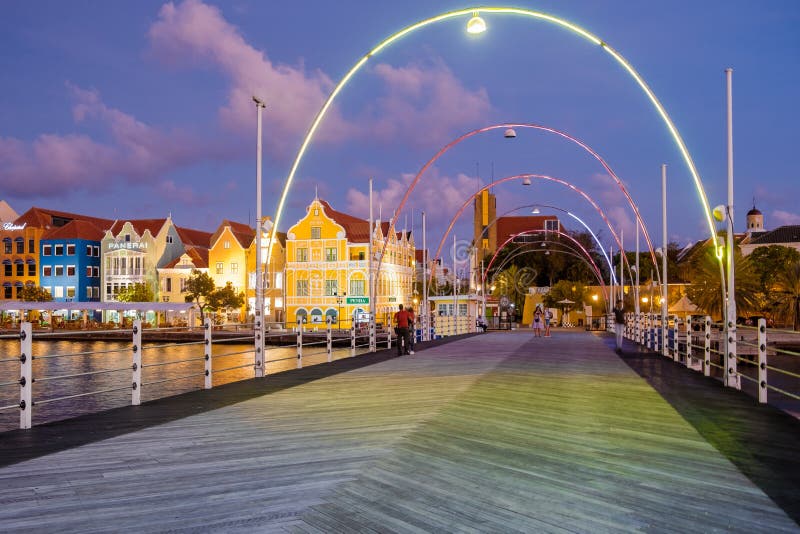 Curacao willemstad zachód słońca w kolorowym mieście willemstad z ludźmi chodzącymi na moście flooten obrazy stock