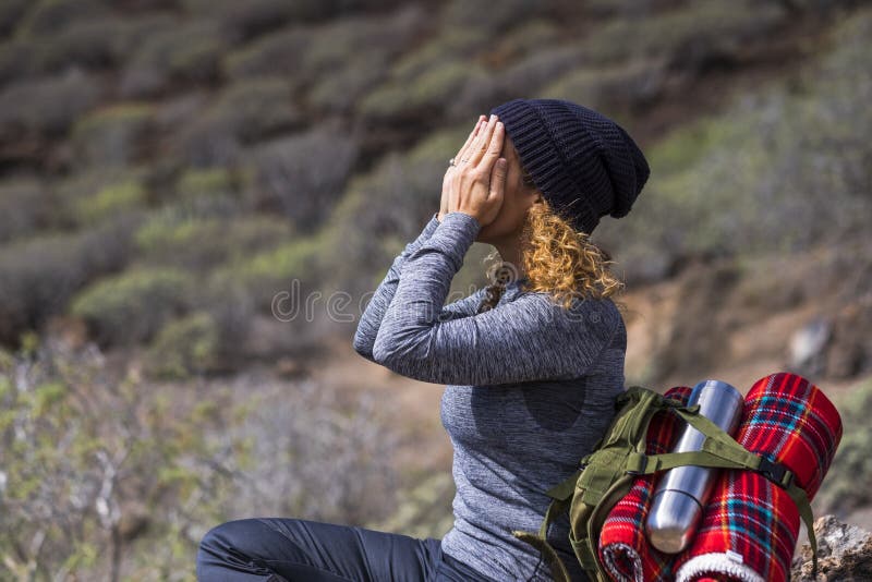 Curare le donne in attività ricreative all'aperto fa qualche azione reiki - persone attive che amano la natura e il mondo intorno fotografia stock Curare le donne in attività ricreative all'aperto fa qualche azione reiki - persone attive che amano la natura e il mondo intorno fotografia stock
