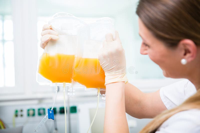 Curi a servizio di donazione di sangue con donazione del plasma fotografie stock libere da diritti Curi a servizio di donazione di sangue con donazione del plasma fotografie stock libere da diritti