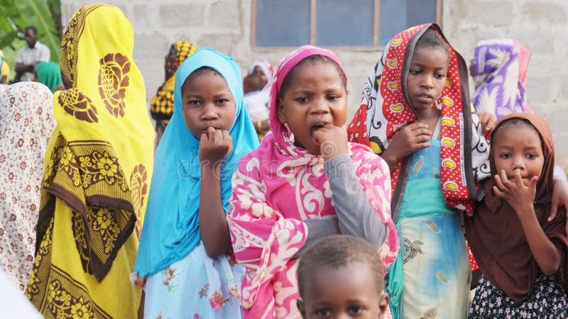 Curiosos niños africanos mirando a cámara en la aldea zanzíbar áfrica