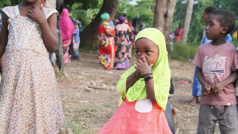 Curiosos niños africanos mirando a cámara en la aldea zanzíbar áfrica