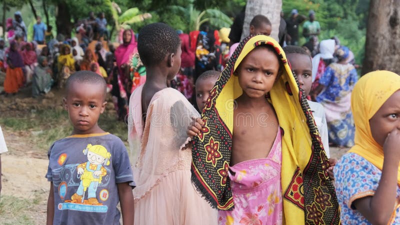 Curiosos niños africanos mirando a cámara en la aldea zanzíbar áfrica