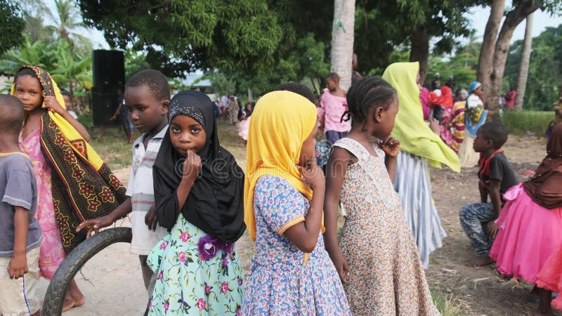 Curiosos niños africanos mirando a cámara en la aldea zanzíbar áfrica