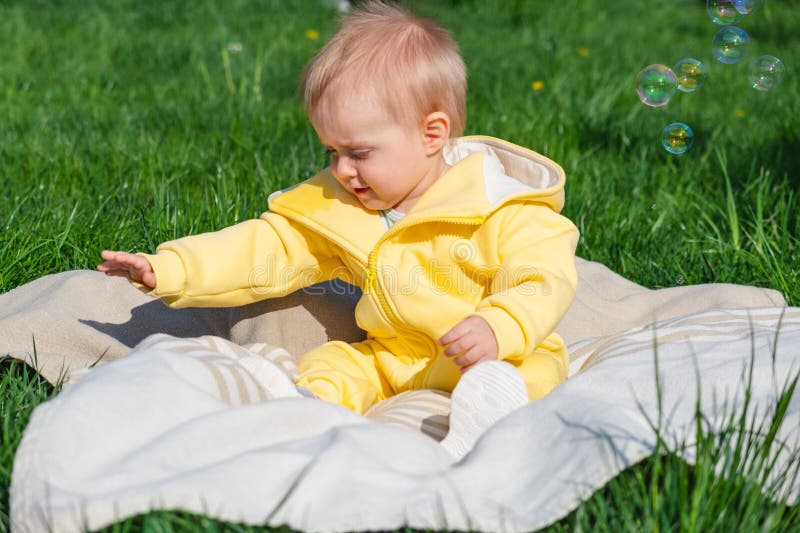 Copil curios explorarea lumii în jurul lui într-o zi însorită stock photo