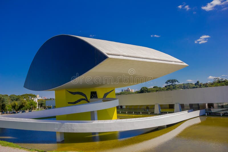 CURITIBA, BRÉSIL - 12 MAI 2016 : musée de niemeyer d'oscar situé dans le curitiba dans l'état brésilien de Parana images stock CURITIBA, BRÉSIL - 12 MAI 2016 : musée de niemeyer d'oscar situé dans le curitiba dans l'état brésilien de Parana images stock