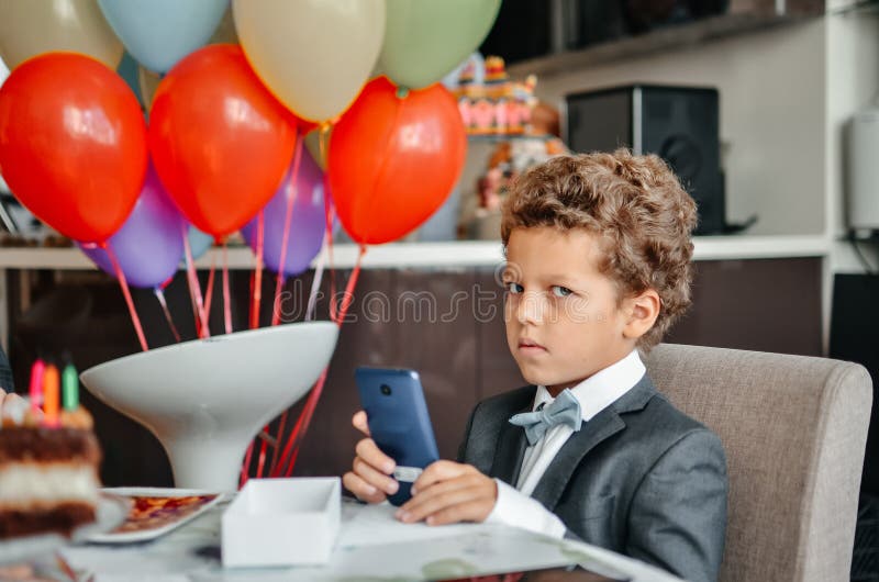 Curly Stijlvol, Coole Die Aan Feesttafel Zit En Verjaardagscadeaus Sorteert Stock - Image manier, charismatisch: 169172126