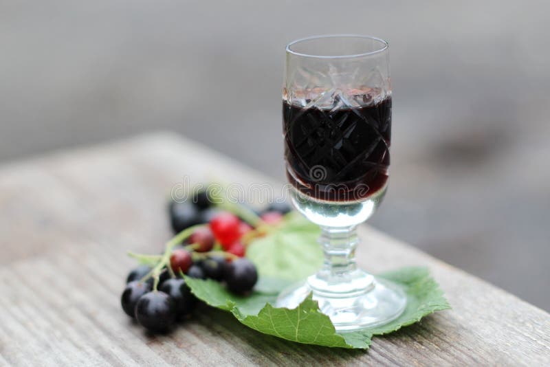 Currant liqueur