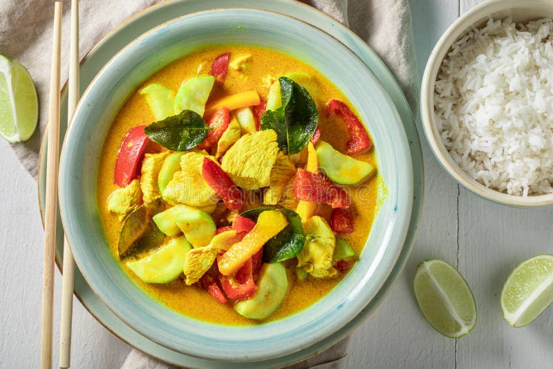 Curry amarillo fresco con hojas de kaffir leche de coco y pollo fotografía de archivo libre de regalías