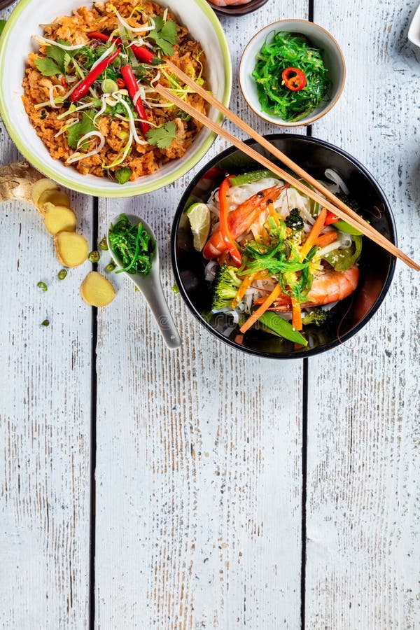 Curry asiatico dei gamberetti e del pollo con riso e la verdura fresca immagine stock Curry asiatico dei gamberetti e del pollo con riso e la verdura fresca immagine stock