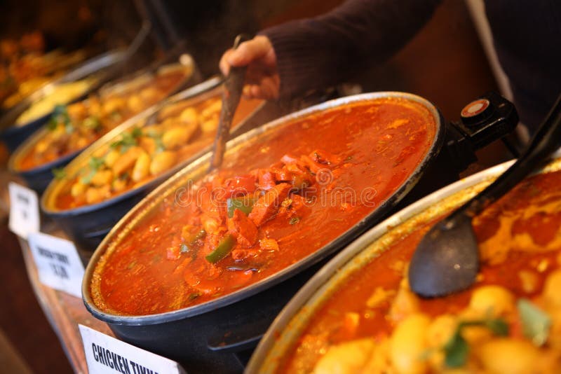 Indio comida sobre el El mercado.