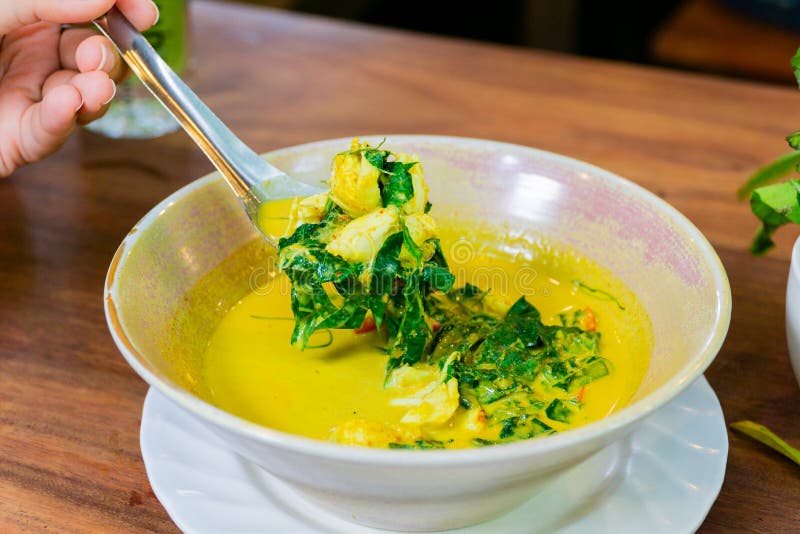 Curry de crabe avec feuilles de bétel un des plats du sud de la Thaïlande photographie stock