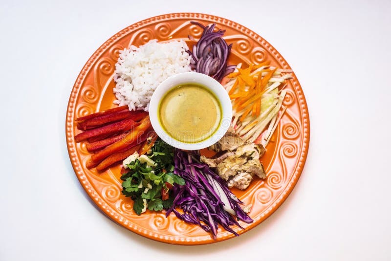 Curry del pollo con arroz y verduras en una placa roja fotos de archivo libres de regalías Curry del pollo con arroz y verduras en una placa roja fotos de archivo libres de regalías