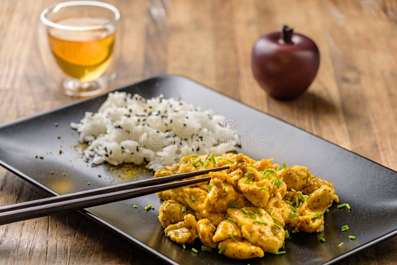 Curry Huhn und orientalischen Reis in einem Teller stockbild