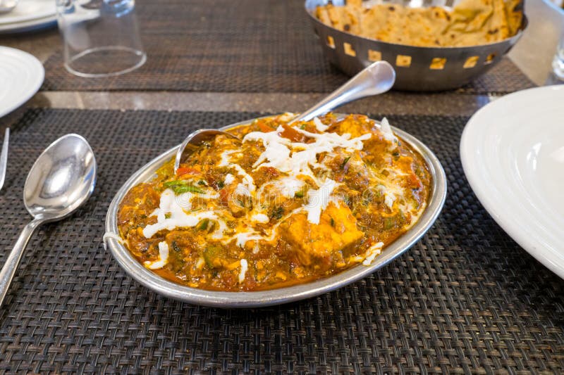 Curry indiano de paneer com natas na mesa fotos de stock