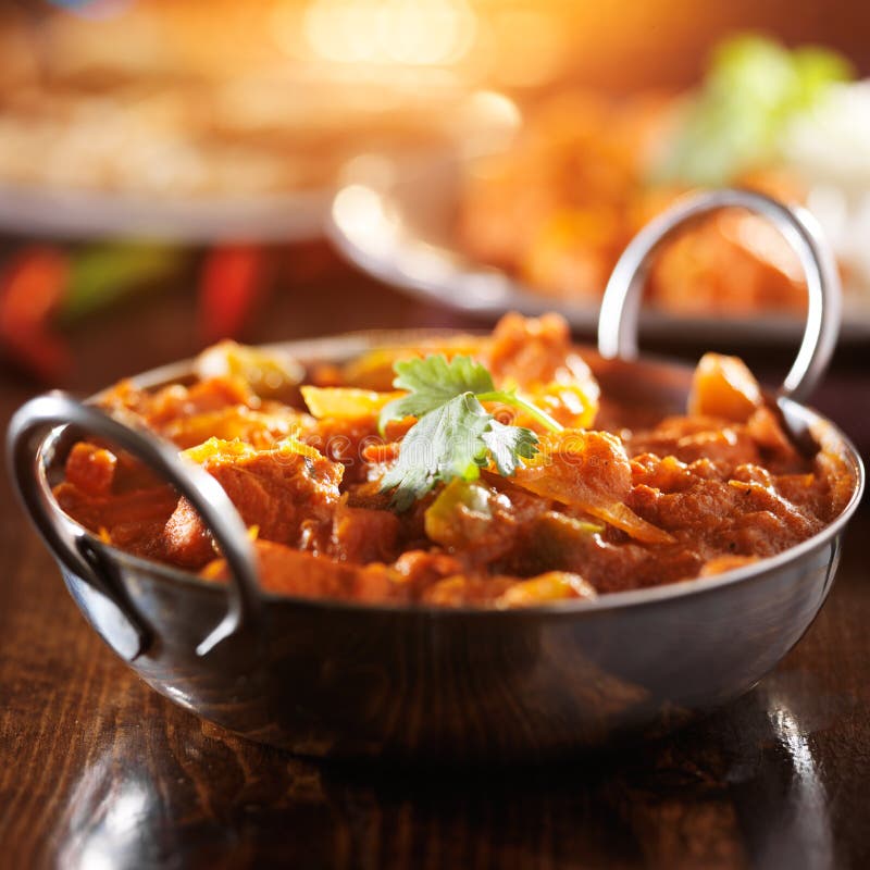 Curry indiano di vindaloo del pollo nel piatto di balti immagine stock libera da diritti Curry indiano di vindaloo del pollo nel piatto di balti immagine stock libera da diritti