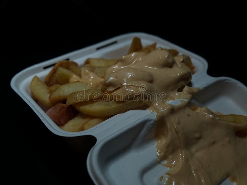 Currywurst med frites i en kopp. traditionell groddjursmat att gå med dip i korona och negativt utrymme arkivbilder