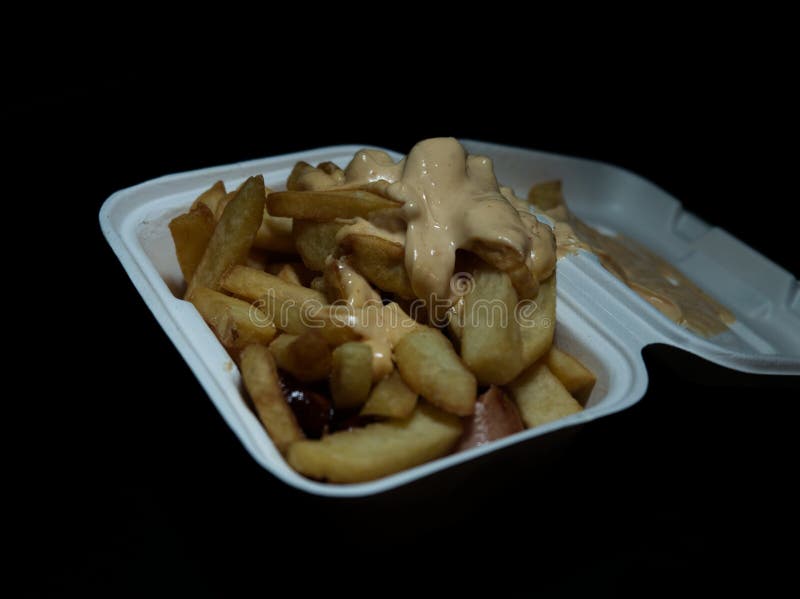 Currywurst med frites i en kopp. traditionell groddjursmat att gå med dip i korona och negativt utrymme royaltyfria foton