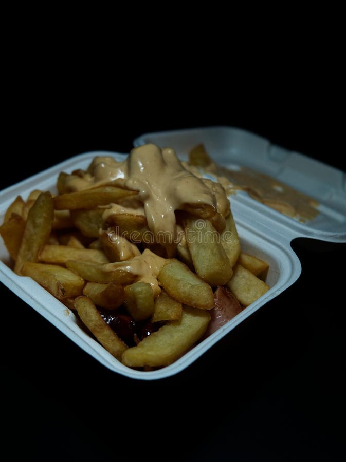 Currywurst med frites i en kopp. traditionell groddjursmat att gå med dip i korona och negativt utrymme royaltyfria bilder