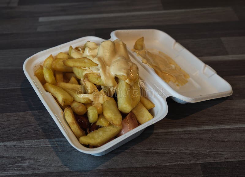 Currywurst med frites i en kopp. traditionell groddjursmat att gå med dip vid koronadavärden arkivbilder