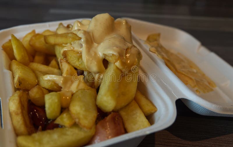 Currywurst med frites i en kopp. traditionell groddjursmat att gå med dip vid koronadavärden arkivbilder