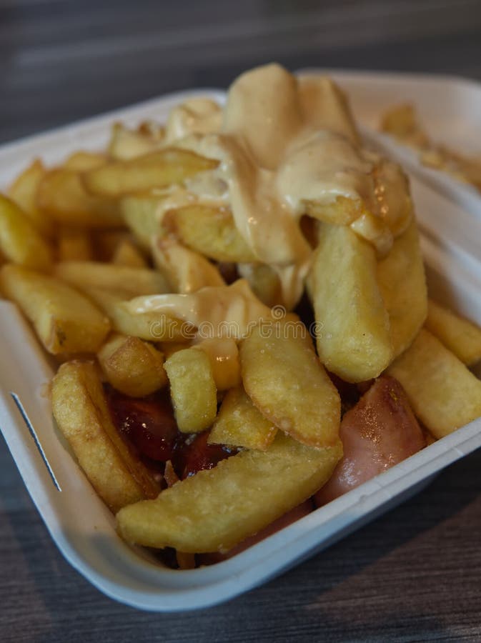Currywurst med frites i en kopp. traditionell groddjursmat att gå med dip vid koronadavärden fotografering för bildbyråer