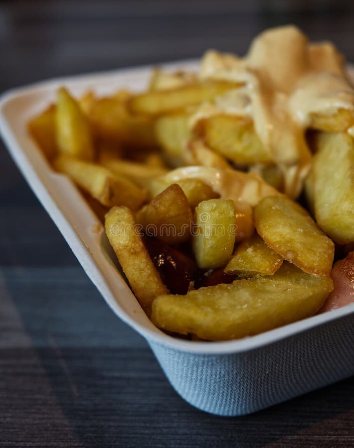 Currywurst med frites i en kopp. traditionell groddjursmat att gå med dip vid koronadavärden arkivbilder