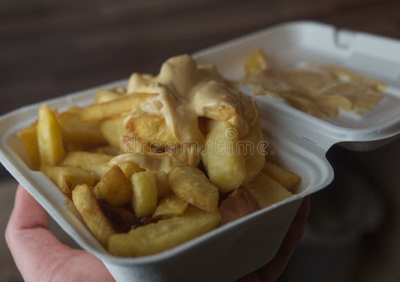 Currywurst med frites i en kopp. traditionell groddjursmat att gå med dip vid koronadavärden royaltyfria bilder
