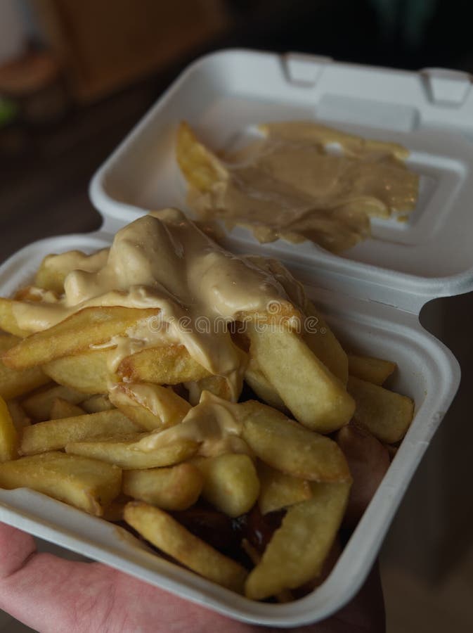 Currywurst med frites i en kopp. traditionell groddjursmat att gå med dip vid koronadavärden royaltyfri fotografi