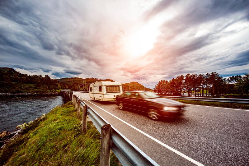 Curso das férias em família, viagem do feriado no motorhome, carro m da caravana foto de stock Curso das férias em família, viagem do feriado no motorhome, carro m da caravana foto de stock