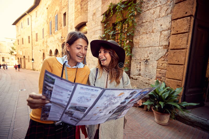 Curso de duas mulheres junto Amigos com mapa fotos de stock Curso de duas mulheres junto Amigos com mapa fotos de stock