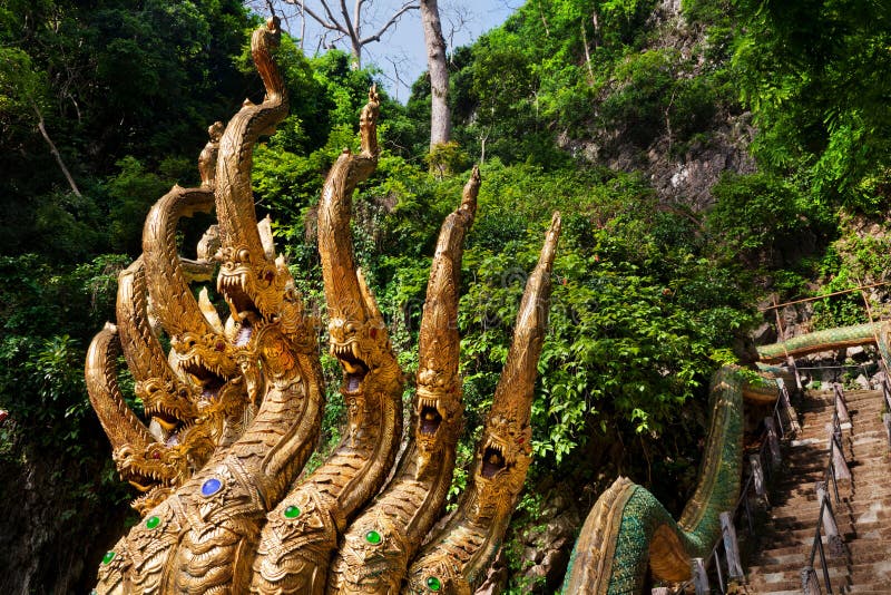 Curso Tailandia O ngulo do ¡ de TriÃ Dourado-dirigiu a escada dos dragões