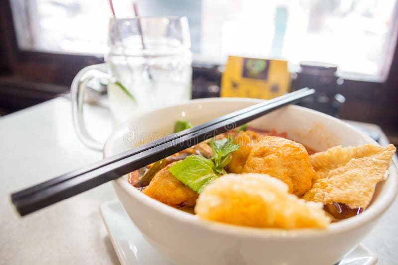 Curta Laksa que sea una sopa de fideos picante tradicional popular de la cultura de Peranakan en Malasia y Singapur fotografía de archivo Curta Laksa que sea una sopa de fideos picante tradicional popular de la cultura de Peranakan en Malasia y Singapur fotografía de archivo