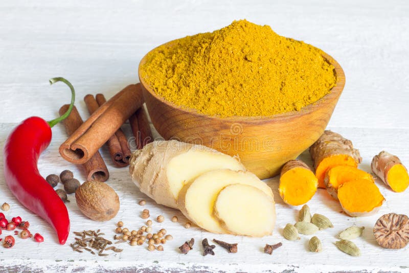 Curta receta de la especia del masala la vieja de los ingredientes indios del polvo en los tableros blancos imagen de archivo libre de regalías Curta receta de la especia del masala la vieja de los ingredientes indios del polvo en los tableros blancos imagen de archivo libre de regalías