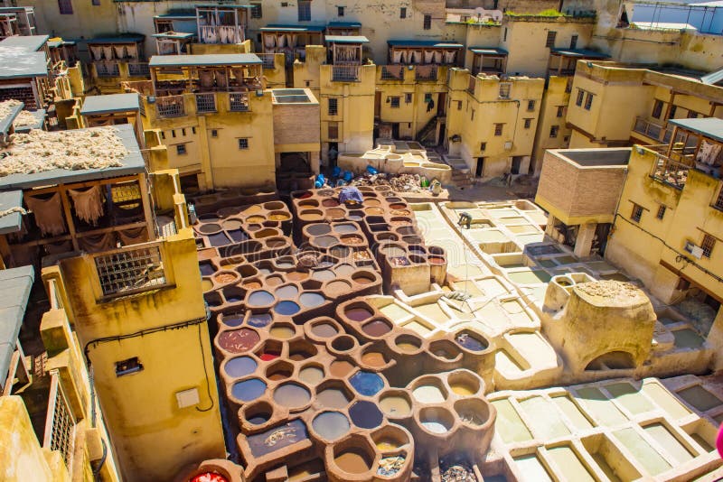 Curtumes dos tanques velhos de Fes com pintura da cor para o couro Marrocos ?frica fotografia de stock Curtumes dos tanques velhos de Fes com pintura da cor para o couro Marrocos ?frica fotografia de stock