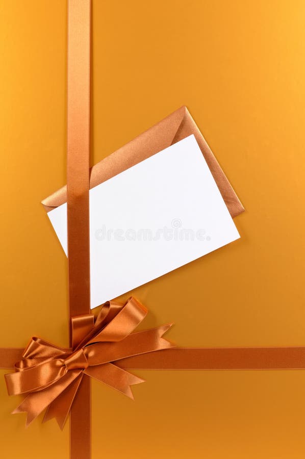 Envelopes Vermelhos Peixe Dourado Surgindo Caixa Presente Modelo Para  Promoção imagem vetorial de MITstudio© 437401342