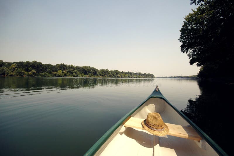 Curva de uma canoa no rio Sava perto de Belgrado, Sérvia