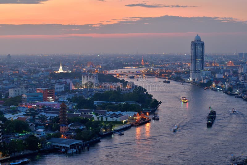 Curva del río Chao Phraya en la opinión crepuscular de la puesta del sol del top de Bangkok fotografía de archivo libre de regalías Curva del río Chao Phraya en la opinión crepuscular de la puesta del sol del top de Bangkok fotografía de archivo libre de regalías
