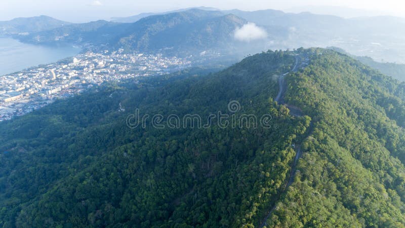 Curva della strada asfaltata nell'immagine dell'alta montagna dalla vista di occhio dell'uccello del fuco fotografia stock libera da diritti Curva della strada asfaltata nell'immagine dell'alta montagna dalla vista di occhio dell'uccello del fuco fotografia stock libera da diritti